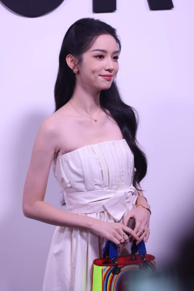 周也抹胸束腰花裙亮相活动，冷艳与甜美并存