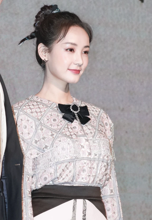 李一桐长腿凉高红脚趾特写生图写真