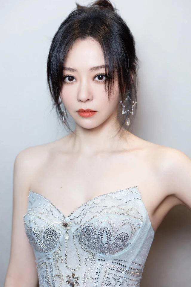 张靓颖漂亮的银色鱼尾礼服，好白皙的皮肤