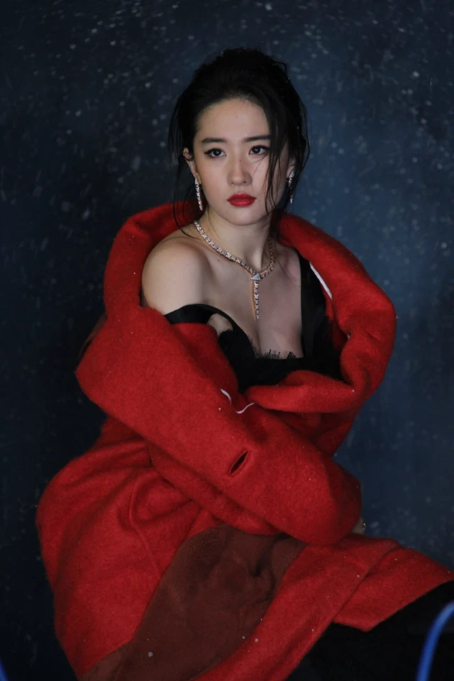 刘亦菲红色衣服写真