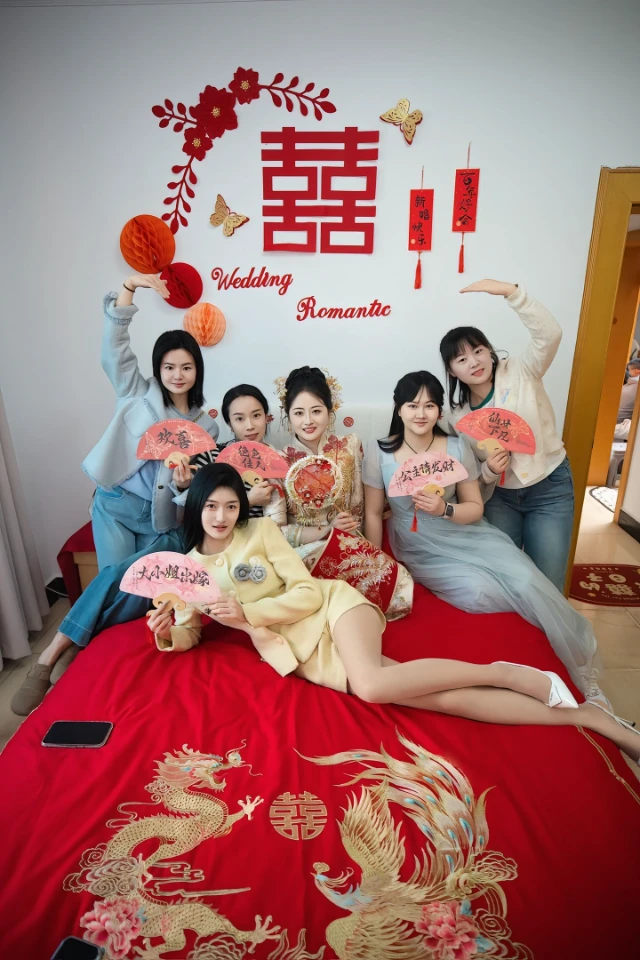 漂亮新娘和伴娘
