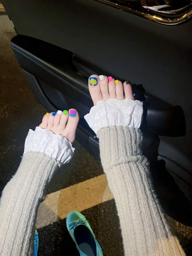 女人可爱糖果色美甲图片