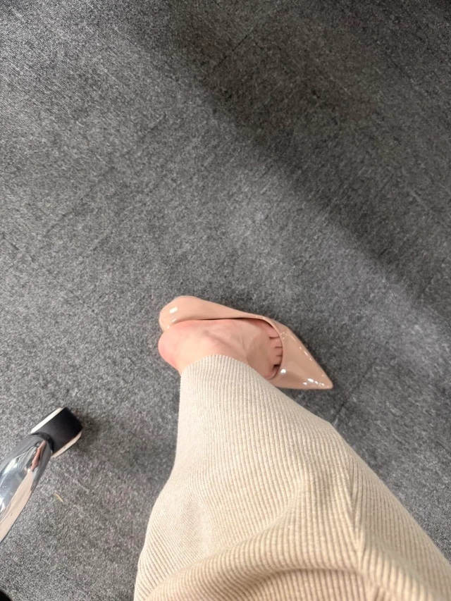 女人高跟鞋磨脚后跟（一）